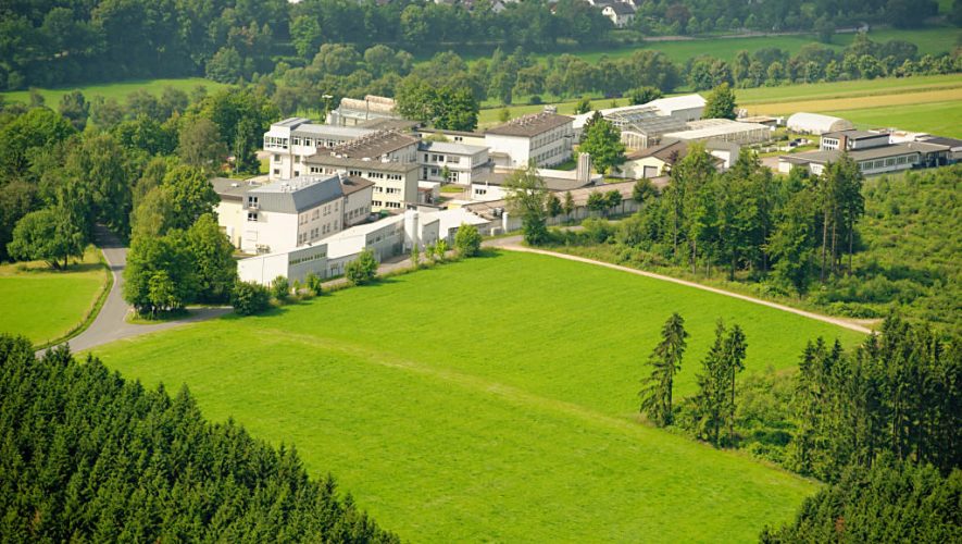 Een van de Fraunhofer-instituten in het Duitse Schmallenberg (bron afbeelding: https://commons.wikimedia.org/wiki/File:Schmallenberg-Grafschaft_Fraunhofer-Institut_Sauerland-Ost_094.jpg)