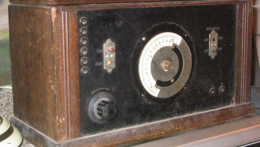 In Engeland klinkt DAB als een radio van weleer (bron afbeelding: https://commons.wikimedia.org/wiki/File:Radio-old_hg.jpg)